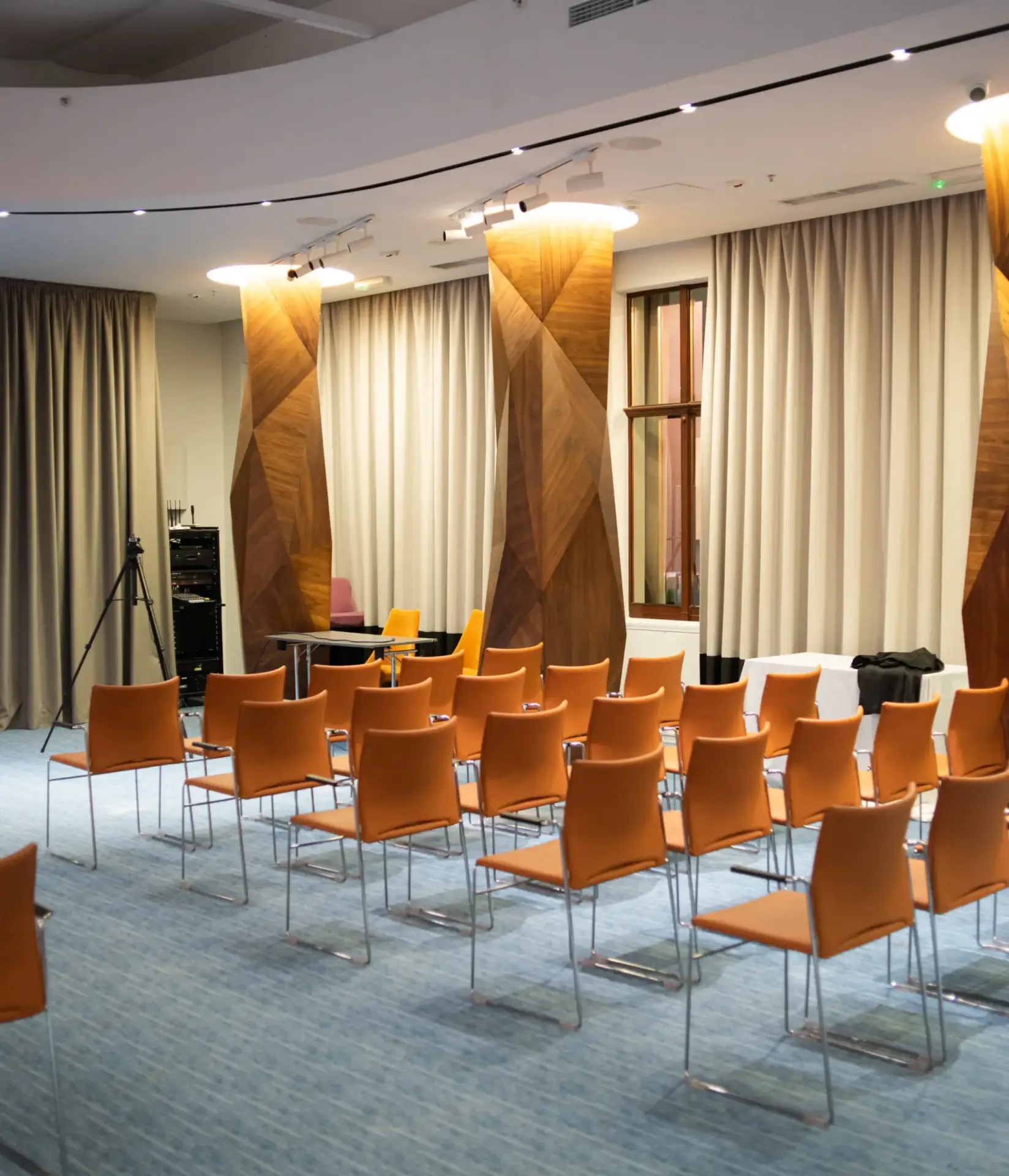 Stilvoller Konferenzraum mit markanter Holzdecke in der Domäne Walberberg.