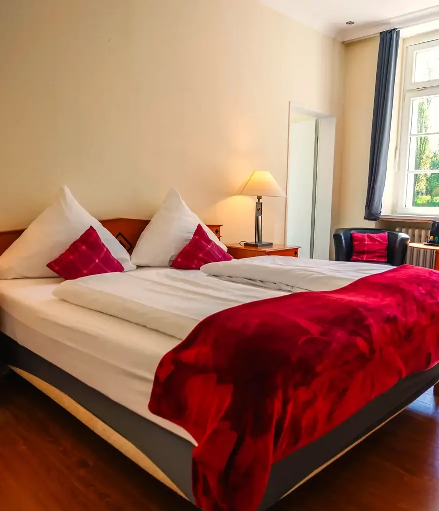 Gemütlich und hell eingerichtetes Doppelzimmer im Schlosshotel Domäne Walberberg.