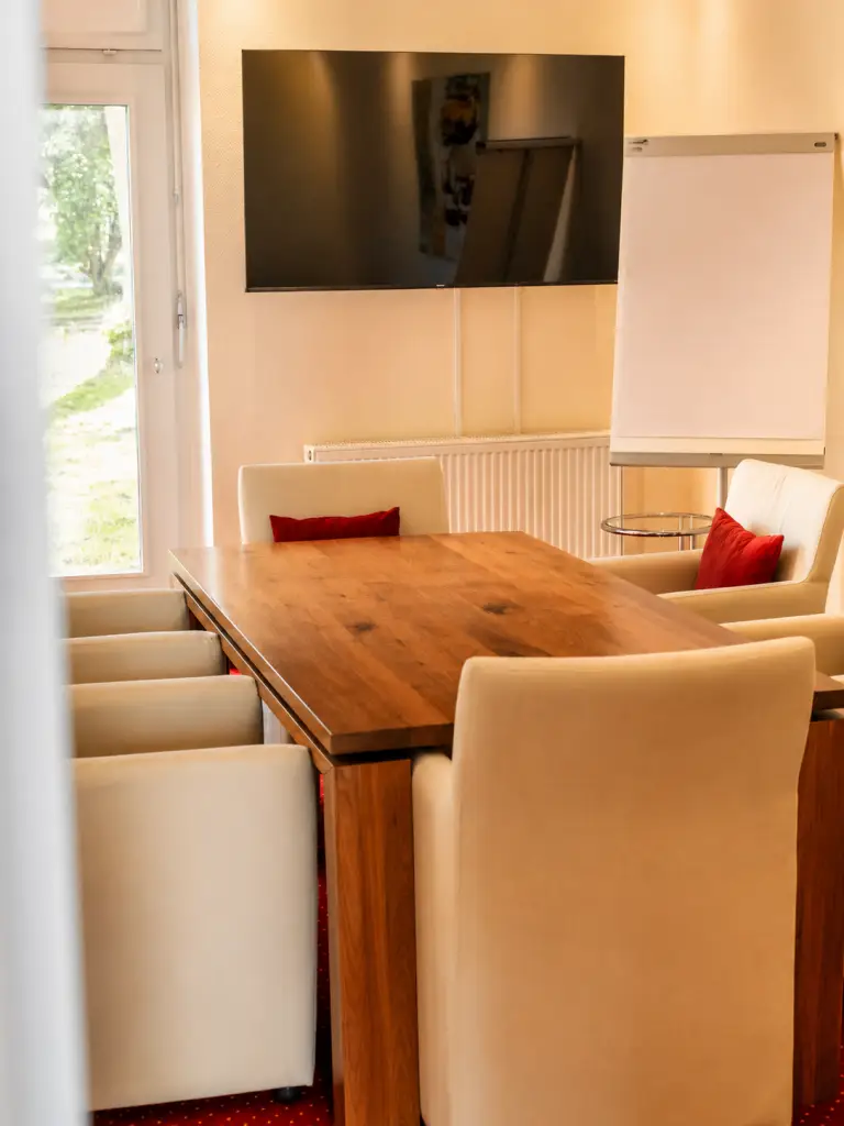 Moderner Besprechungsraum für Seminare und Meetings im Schlosshotel.
