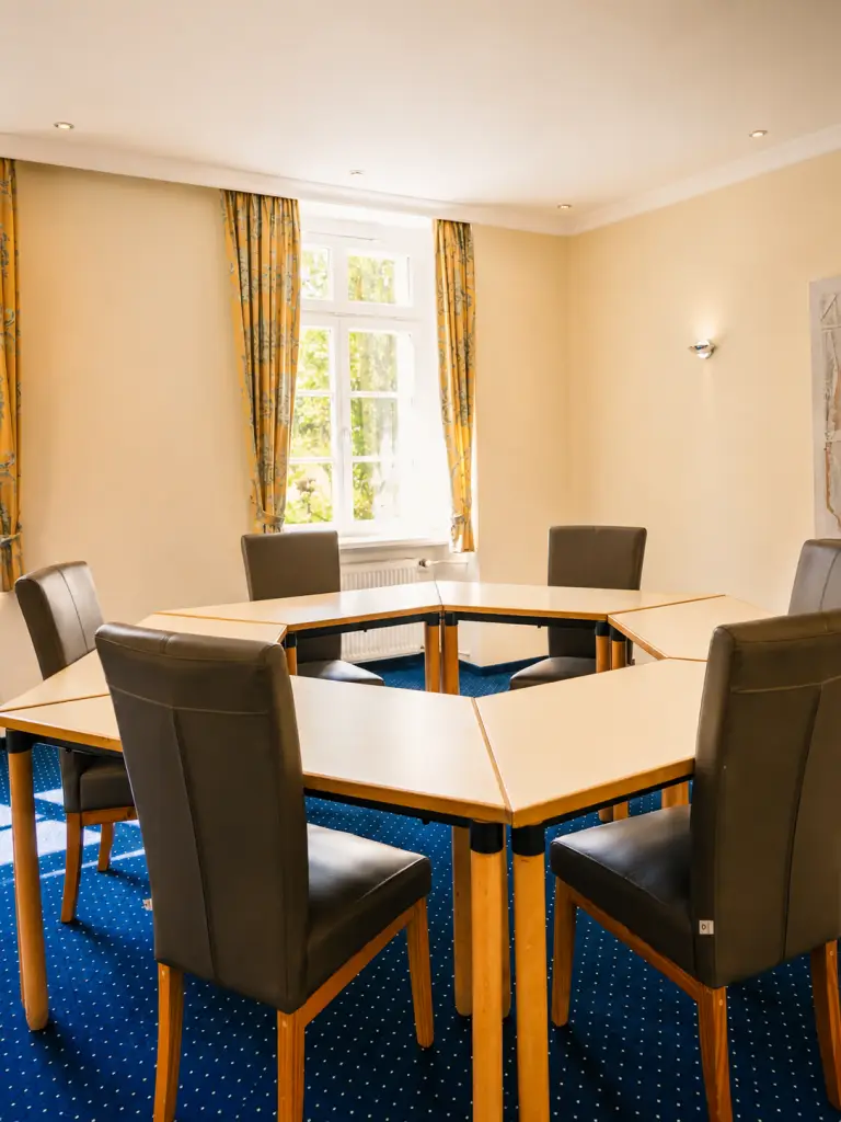 Moderner Besprechungsraum für Seminare und Meetings im Schlosshotel.