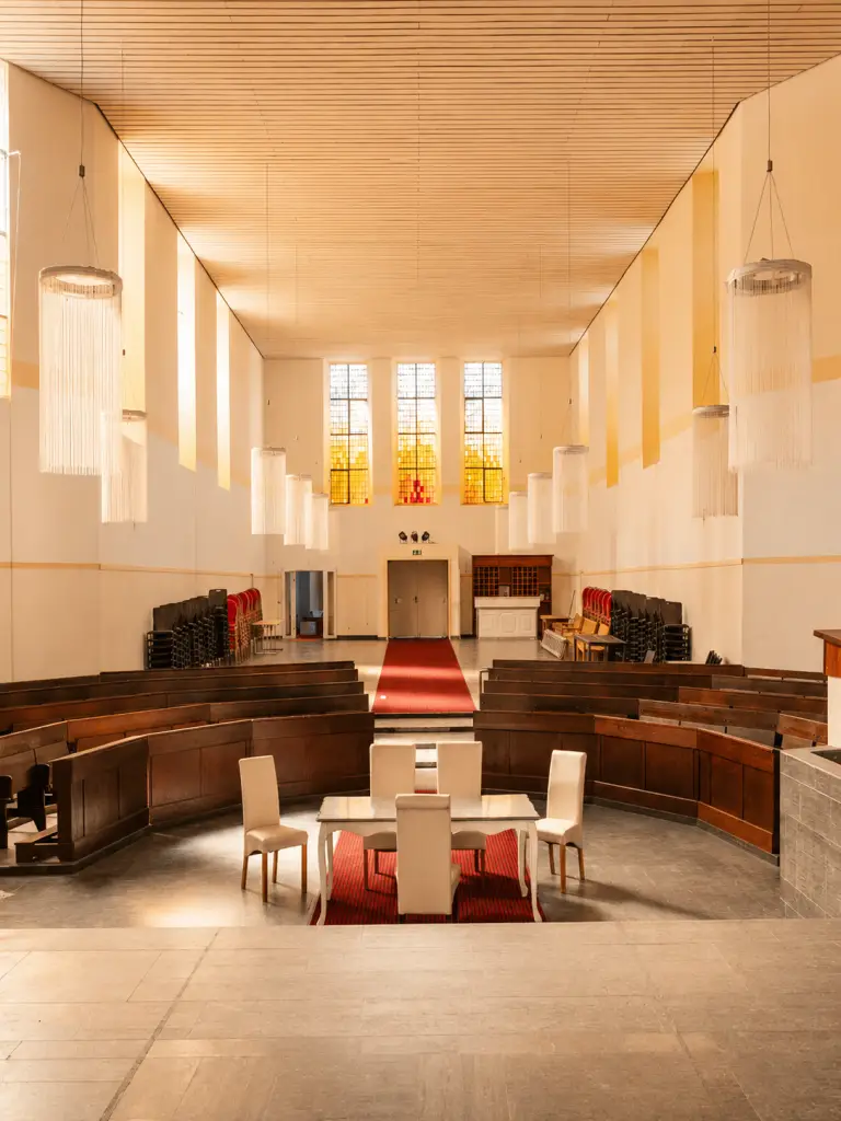 Die historische Eventkirche des Schlosshotels, elegant eingedeckt für eine große Feier.