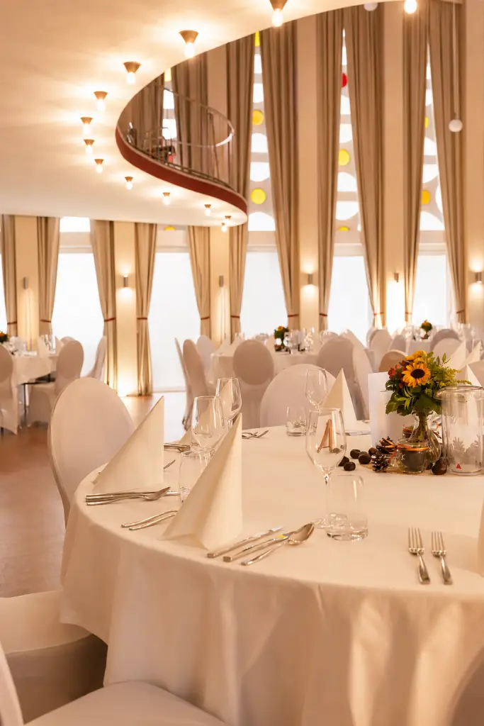 Festlich dekorierter Theatersaal mit stimmungsvoller Beleuchtung für Hochzeiten in der Domäne Walberberg.