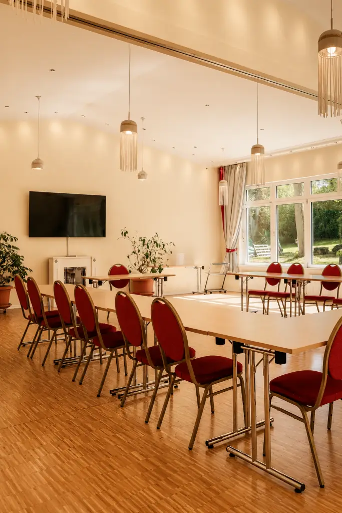 Moderner Besprechungsraum für Seminare und Meetings im Schlosshotel.